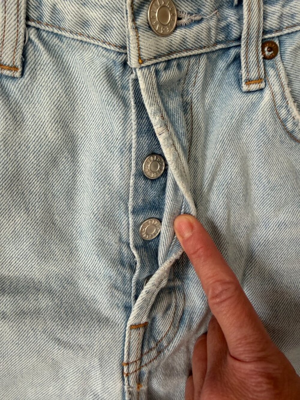 AGOLDE Parker Long Shorts- Light Wash Distressed - 28- MSRP $138 - Picture 12 of 14